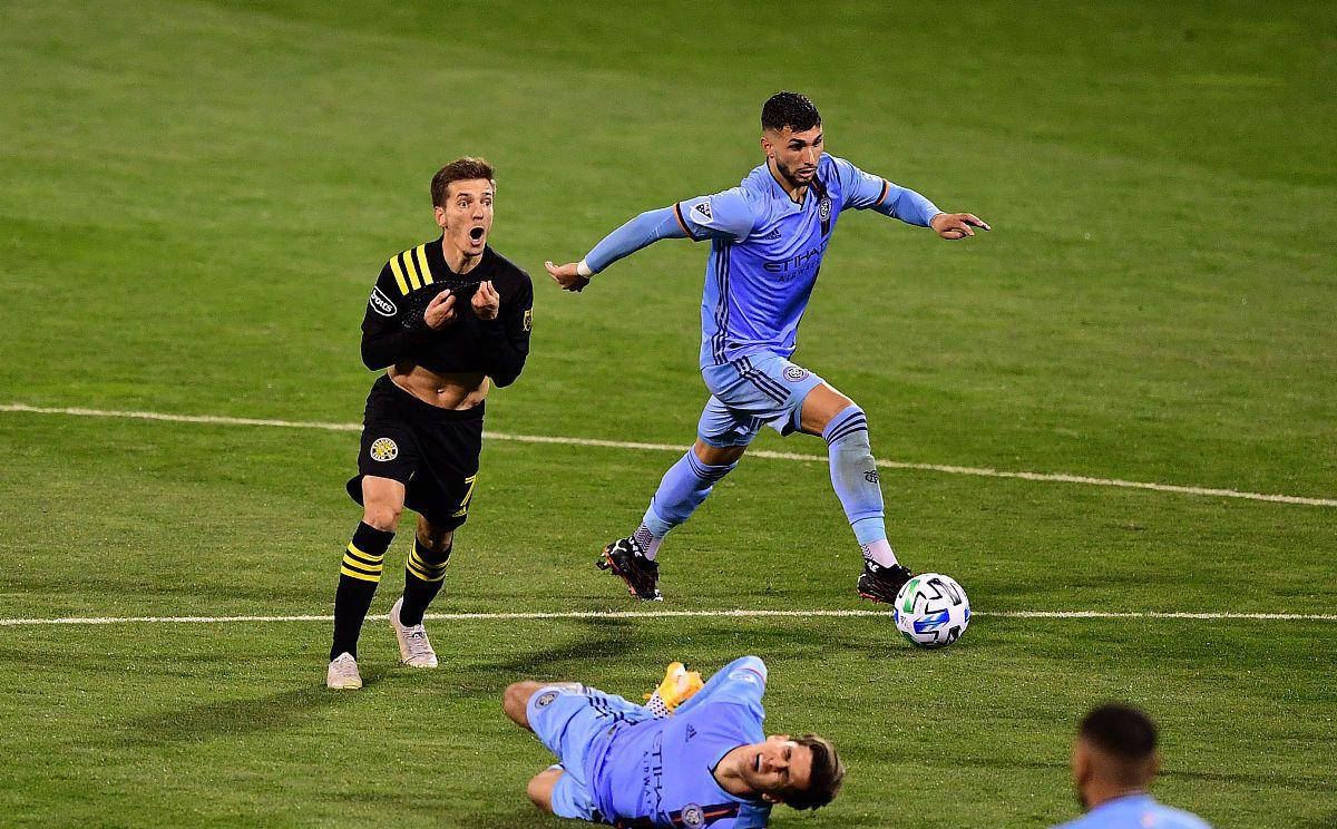 巴黎圣日耳曼客场击败兰斯,继续稳居榜首 巴黎圣日耳曼客场击败兰斯,继续稳居榜首