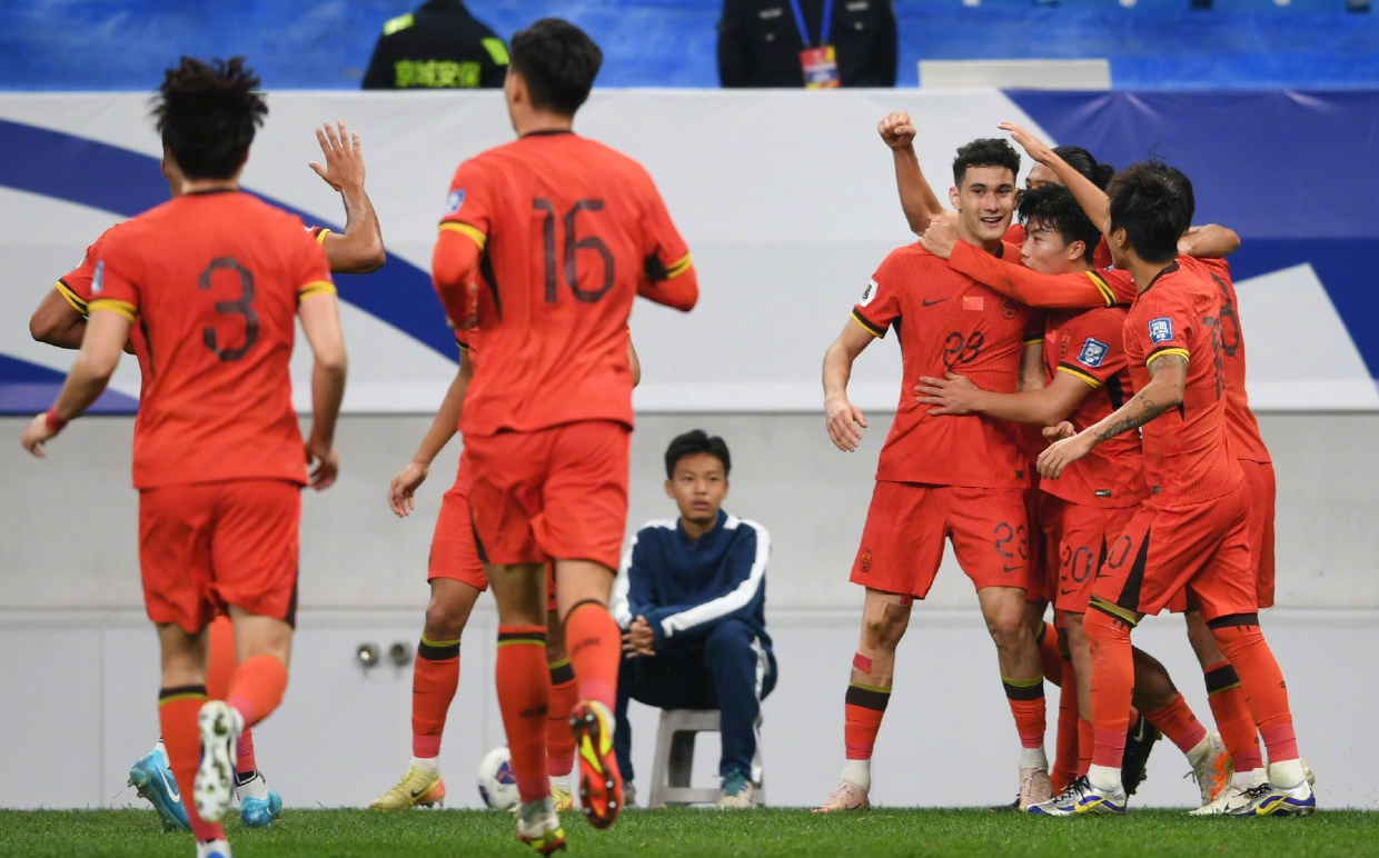 双方球队在场上角逐的场面引人入胜 双方球队在场上角逐的场面引人入胜