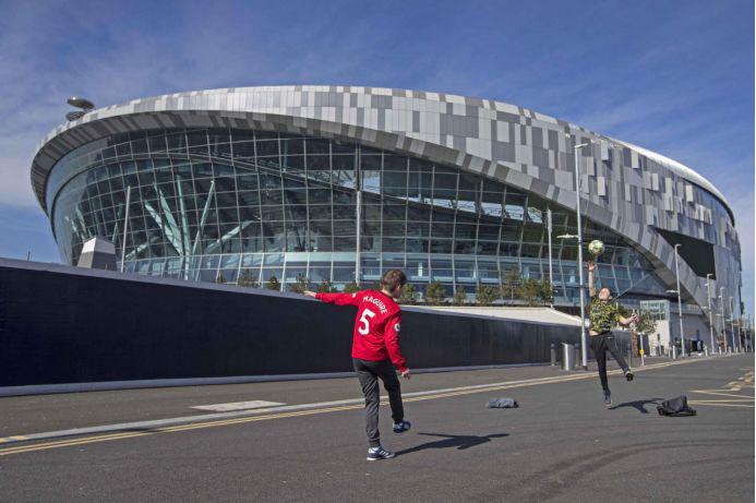 寂静球场!球队客场比赛取得冰冷逆转 寂静球场!球队客场比赛取得冰冷逆转