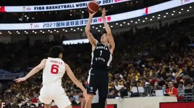 篮球名将受伤无法继续比赛，全队氛围低迷