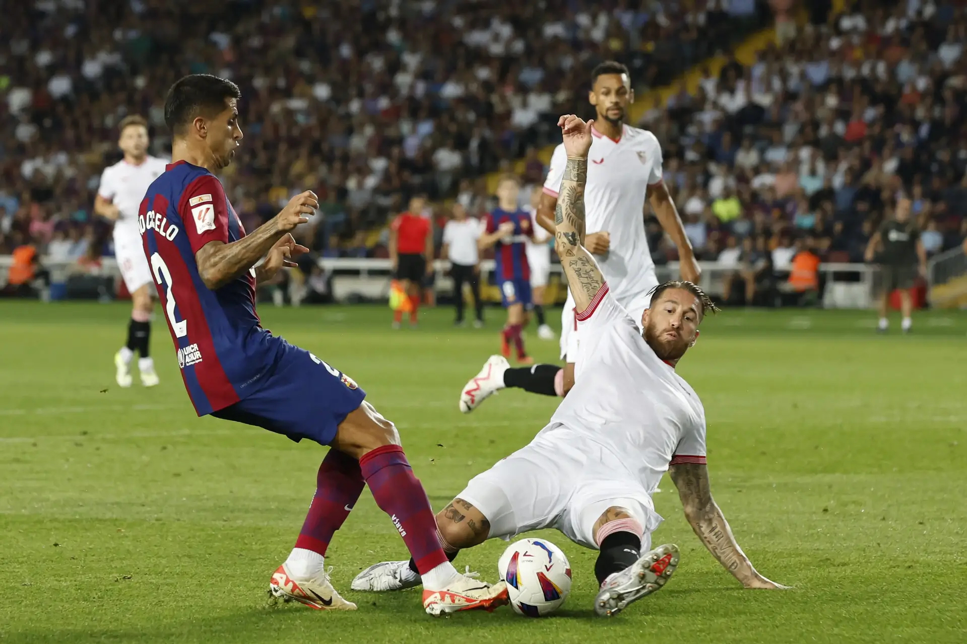 罗马绝杀巴萨，托雷斯三分雨点燃全场