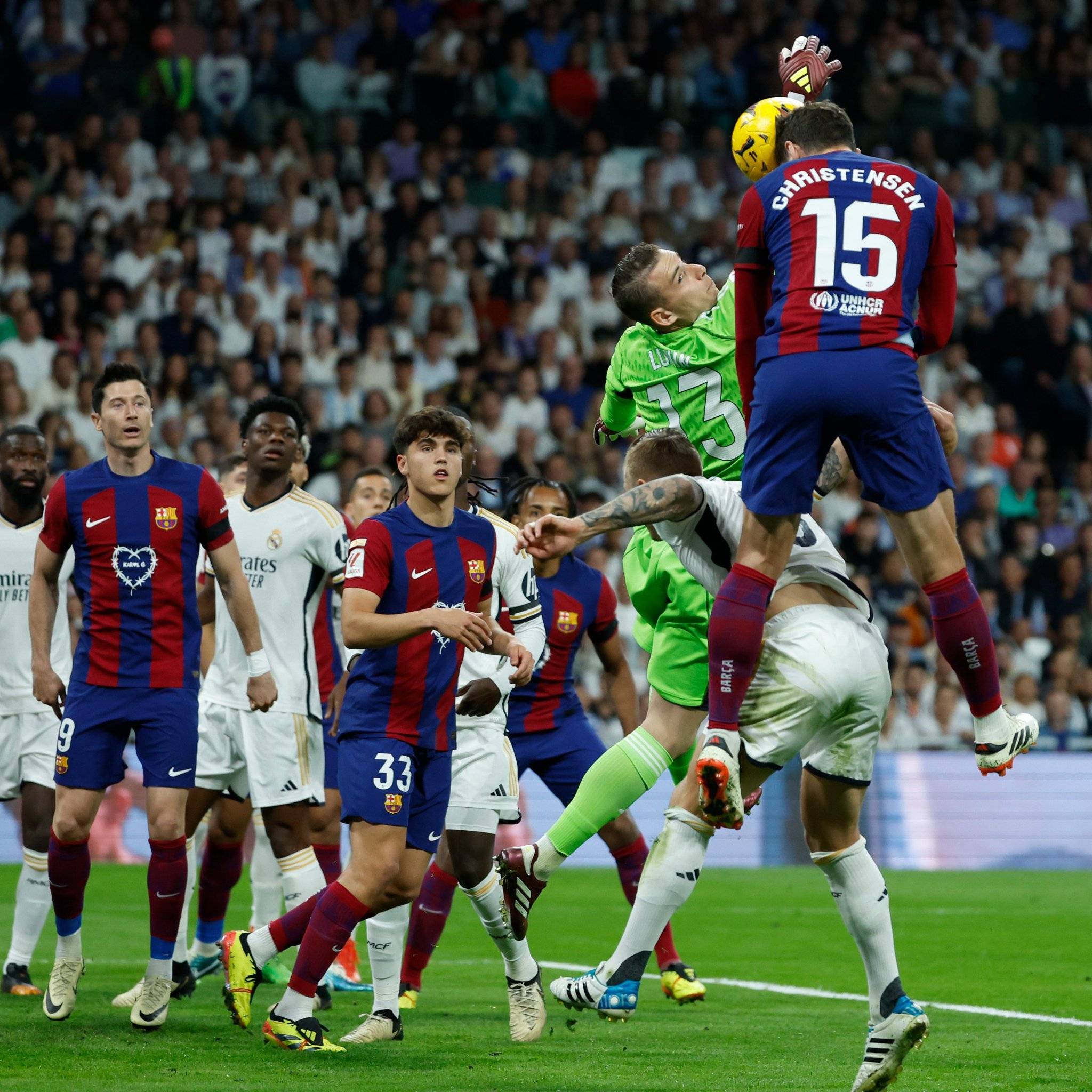 罗马绝杀巴萨，托雷斯三分雨点燃全场