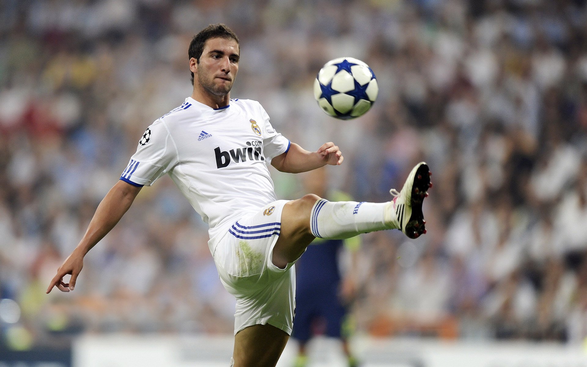 跨越时空的体育传奇，76人加时鏖战绿军，锡安欧冠赛场展统治力